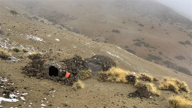 Nocleh v přístřešku na V straně Teide